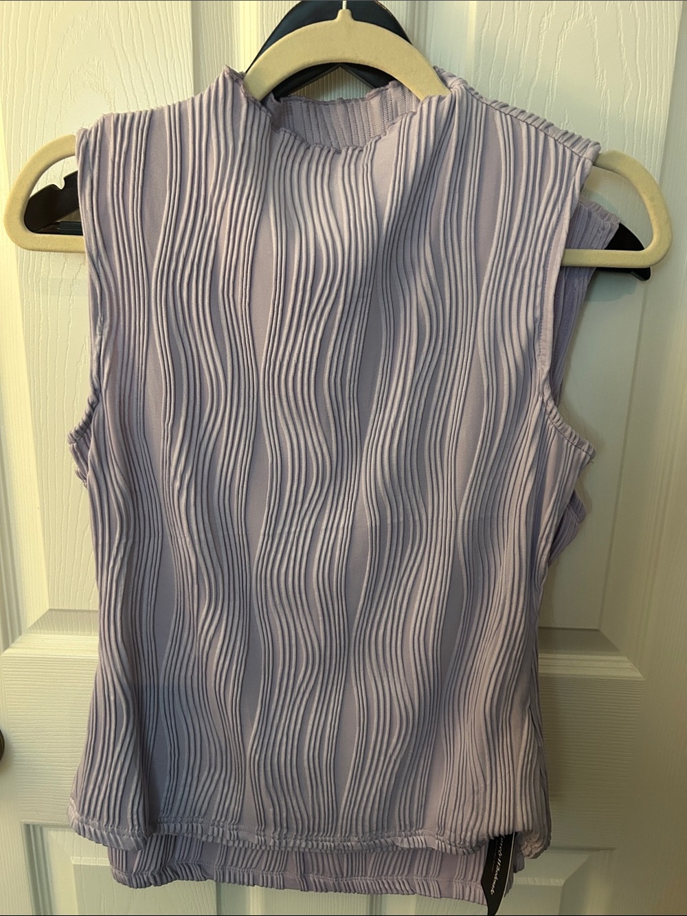 Sleeveless Wave-Textured Mock Neck Top in Light Lavender